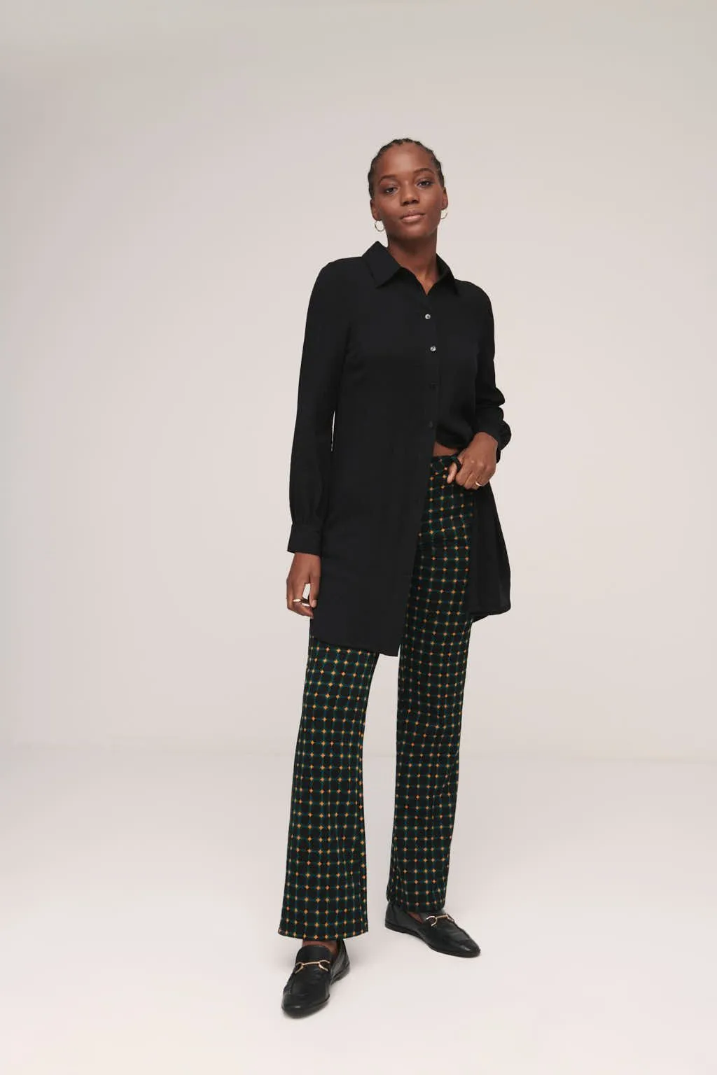 Licht uitlopende pantalon | Surkana pants with slightly flared hem black